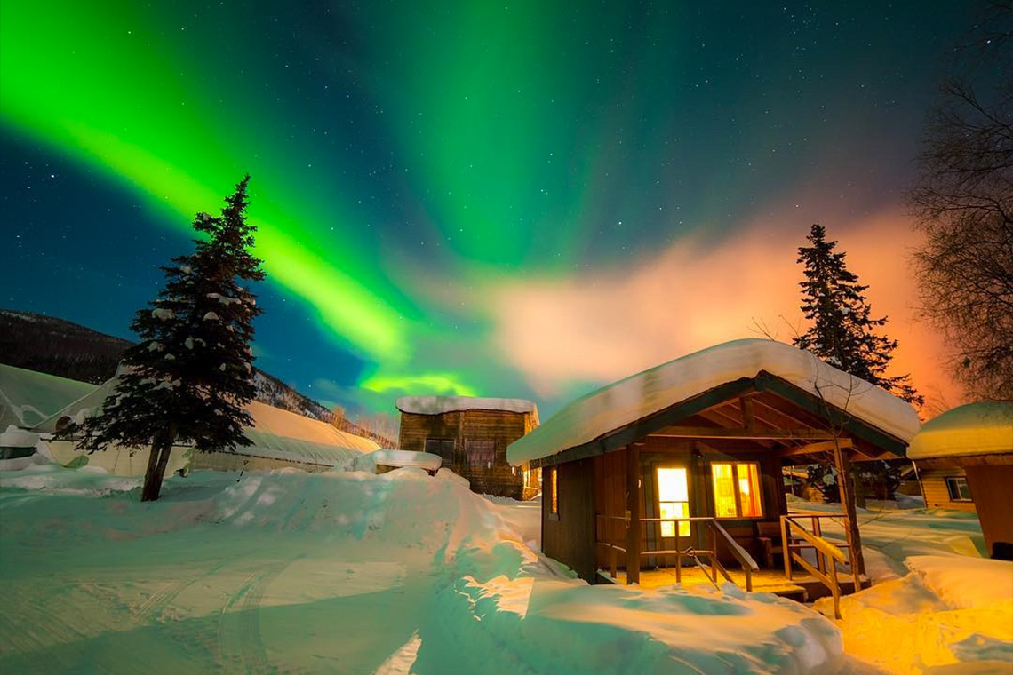 Fairbanks di Alaska juga punya tempat melihat aurora yang indah.