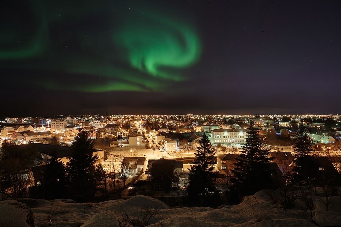 Islandia punya banyak tempat melihat aurora.