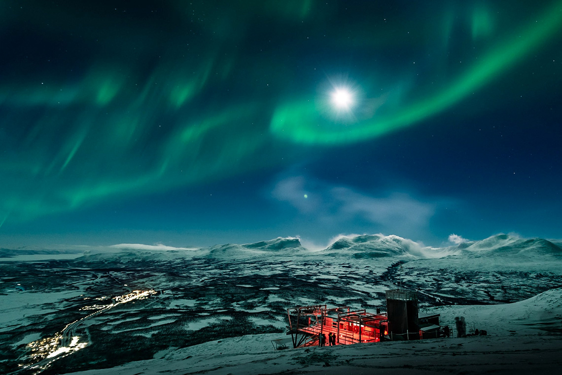 Jalan-jalan di salah satu tempat melihat aurora di Swedia.