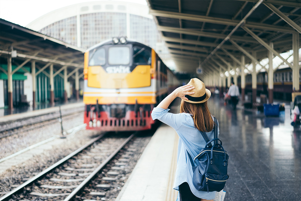 Memanfaatkan transportasi umum saat liburan ke luar negeri.