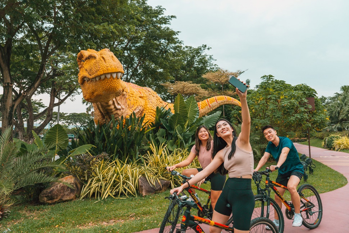Bersepeda bersama dinosaurus di Changi Jurassic Mile.