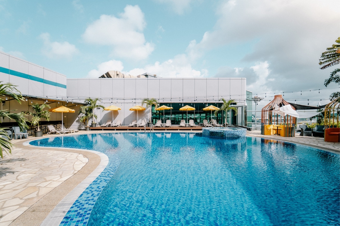 Pemandangan rooftop pool Aerotel yang nyaman dan cocok untuk bersantai.