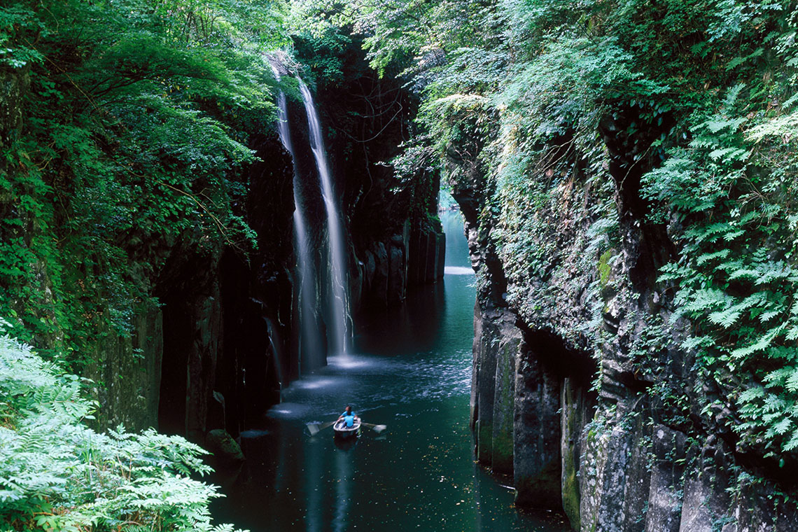 Menaiki perahu menjelajahi keindahan alam di Takachiho Gorge.