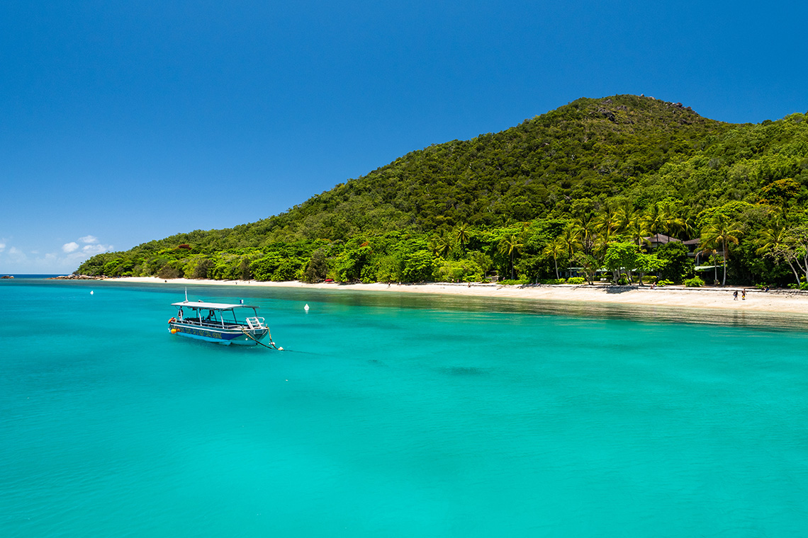 Keindahan pantai dan laut di Fitzroy Island, Cairns.