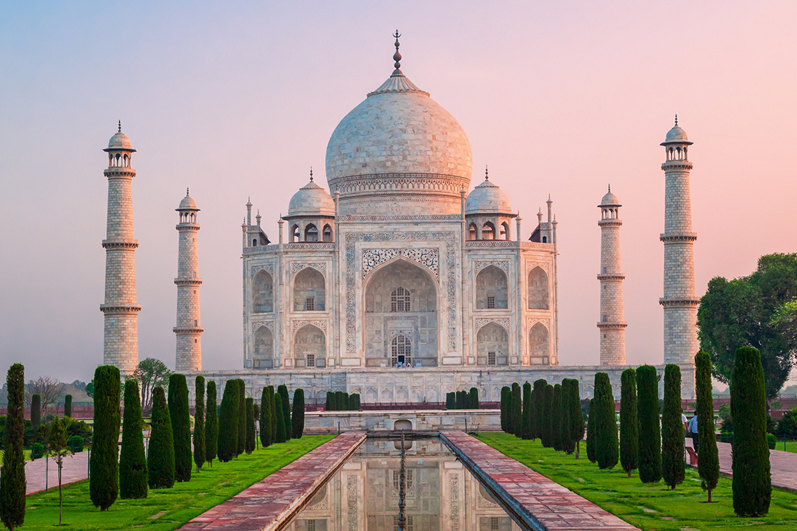 Taj Mahal merupakan salah satu wisata India paling populer.