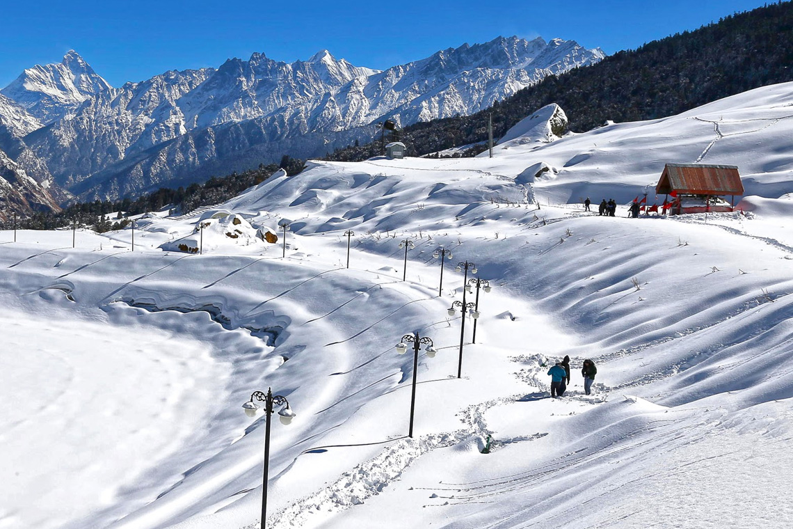 Auli adalah tempat wisata di India yang tepat untuk bermain salju.