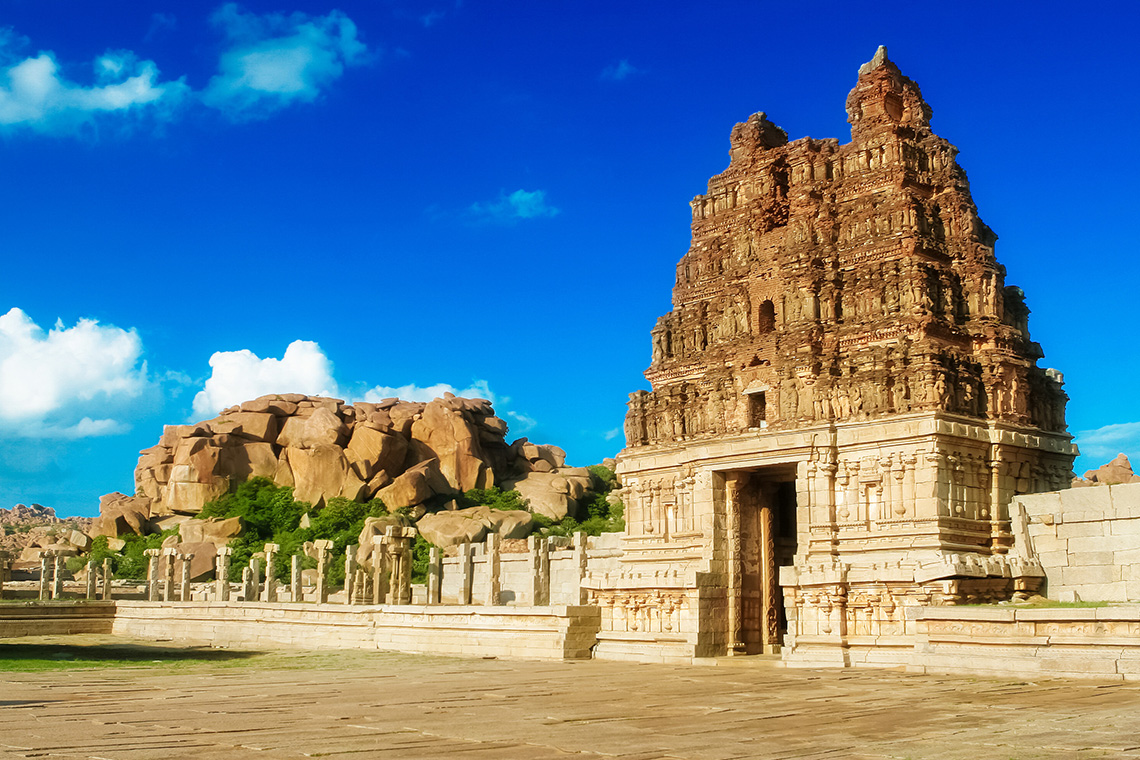 Menjelajahi wisata India yang bersejarah di Hampi.