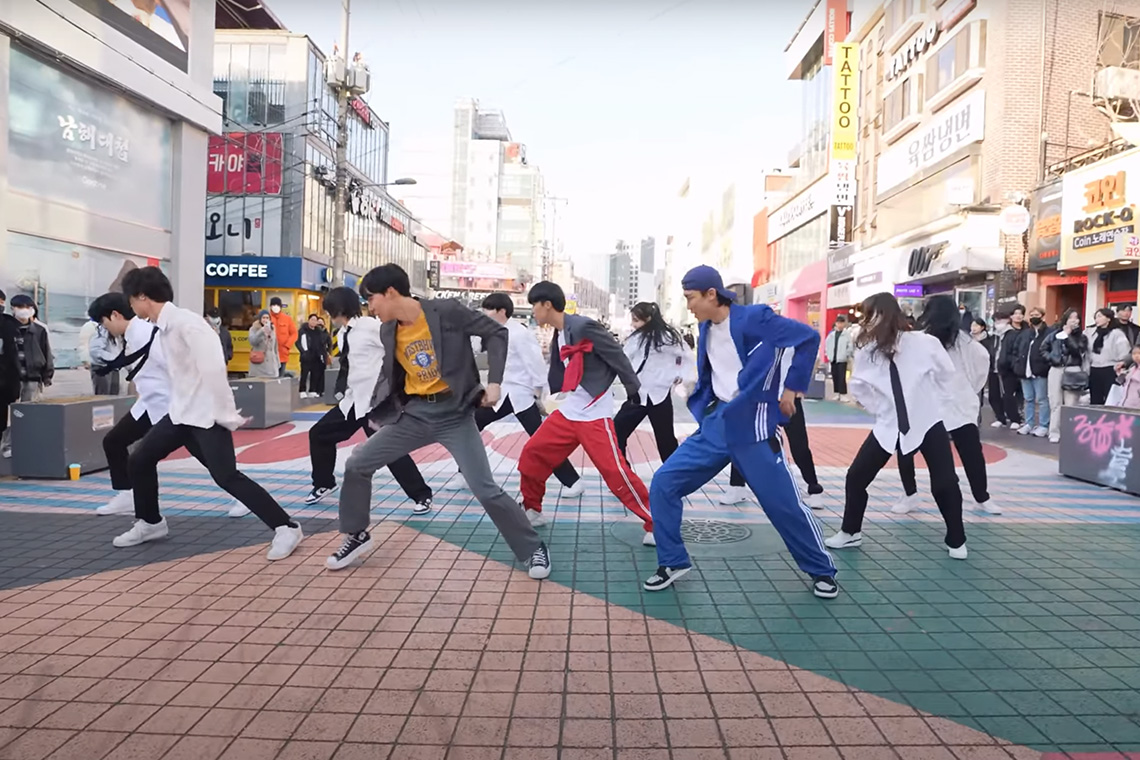 Hongdae, tempat wisata di Seoul untuk menonton K-pop street performances.